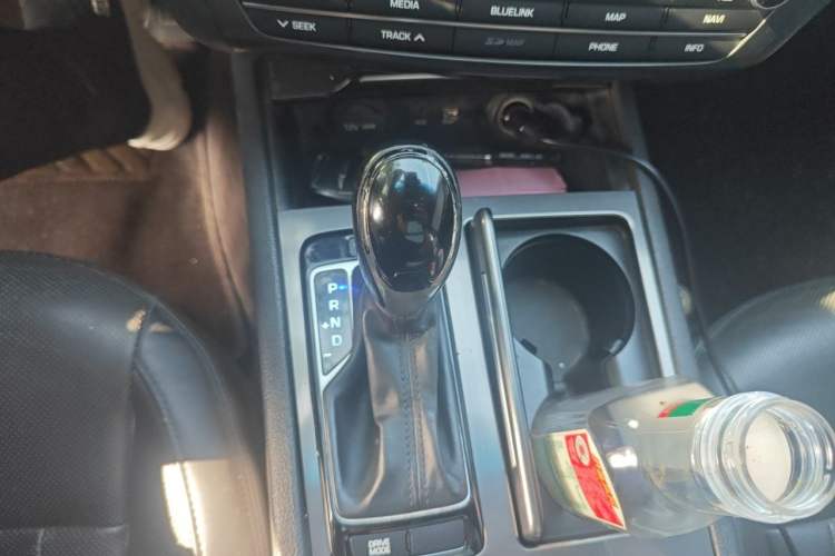 Used Hyundai Genesis 2015 3.0 GDi Four-Wheel Drive Elite Edition Gear Lever