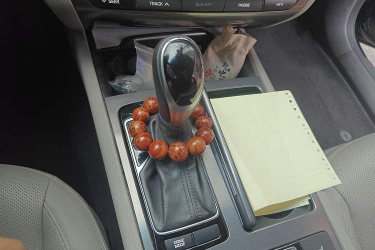 Used Hyundai Genesis 2015 3.0 GDi Two-Wheel-Drive Elite Edition Gear Lever