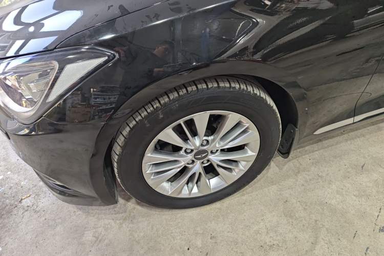 Used Hyundai Genesis 2015 3.0 GDi Two-Wheel-Drive Elite Edition Left Front Wheel Hub