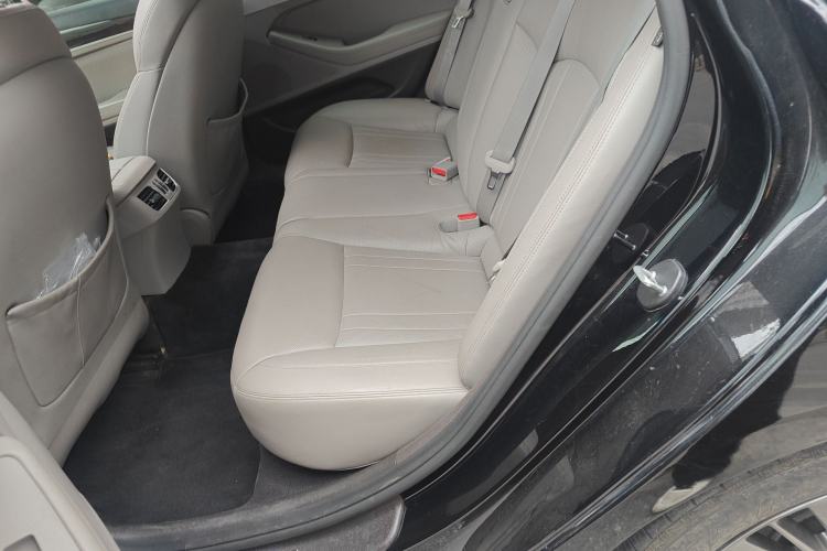 Used Hyundai Genesis 2015 3.0 GDi Two-Wheel-Drive Elite Edition Left Rear Seat