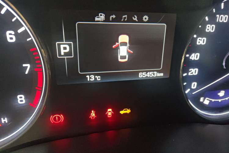 Used Hyundai Genesis 2015 3.0 GDi Two-Wheel-Drive Elite Edition Odometer Close Up