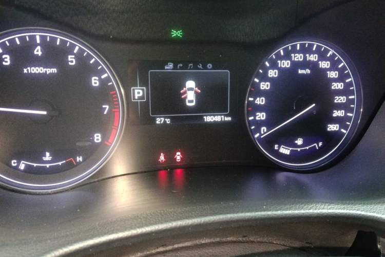 Used Hyundai Genesis 2015 3.0GDi Four-Wheel Drive Luxury Edition Odometer Close Up