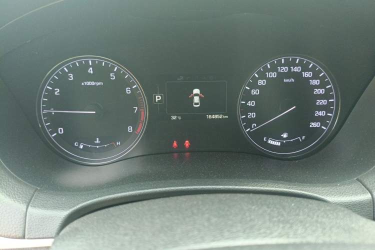 Used Hyundai Genesis 2015 3.0 GDi Two-Wheel-Drive Luxury Edition Odometer Close Up