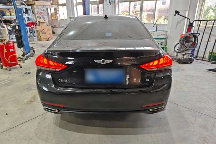 Used Hyundai Genesis 2015 3.0 GDi Two-Wheel-Drive Elite Edition Rear