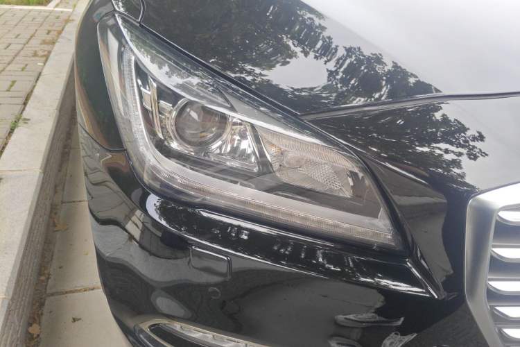 Used Hyundai Genesis 2015 3.0GDi Four-Wheel Drive Luxury Edition Right Front Headlight