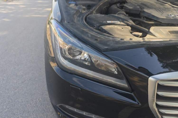 Used Hyundai Genesis 2015 3.0 GDi Four-Wheel Drive Elite Edition Right Front Headlight