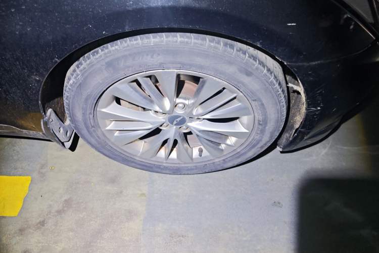 Used Hyundai Genesis 2015 3.0 GDi Two-Wheel-Drive Elite Edition Right Front Wheel Hub
