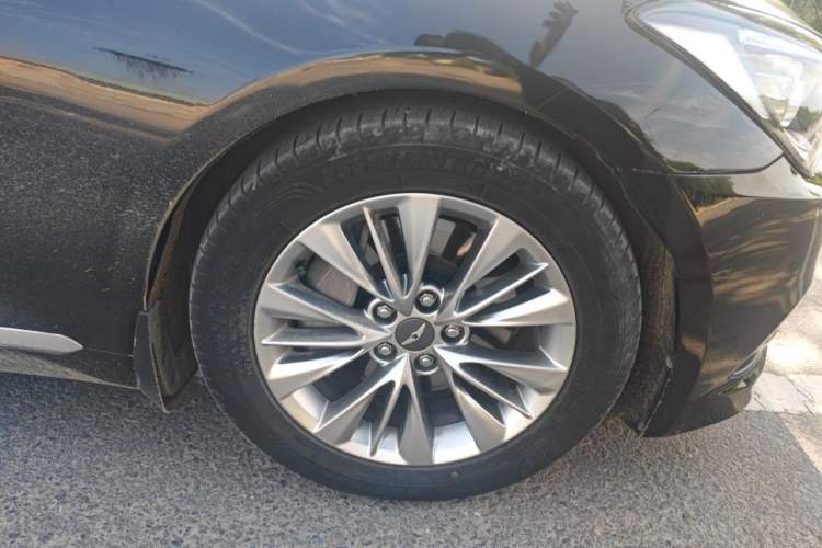 Used Hyundai Genesis 2015 3.0 GDi Four-Wheel Drive Elite Edition Right Front Wheel Hub