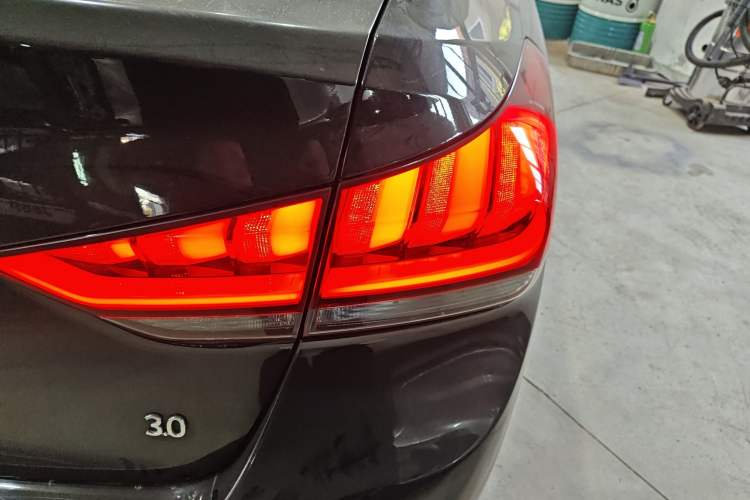 Used Hyundai Genesis 2015 3.0 GDi Two-Wheel-Drive Elite Edition Right Rear Taillight