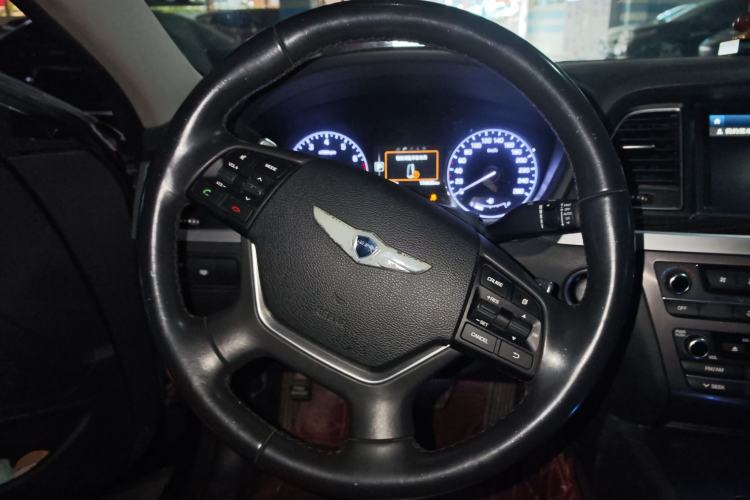 Used Hyundai Genesis 2015 3.0 GDi Two-Wheel-Drive Elite Edition Steering Wheel