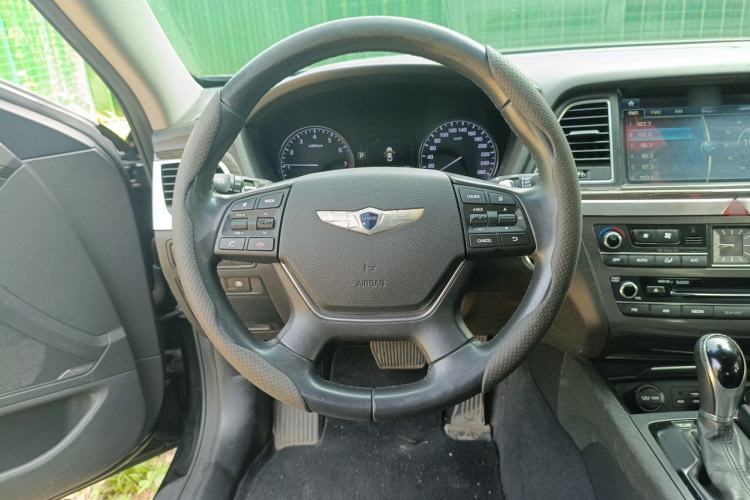 Used Hyundai Genesis 2015 3.0 GDi Two-Wheel-Drive Luxury Edition Steering Wheel