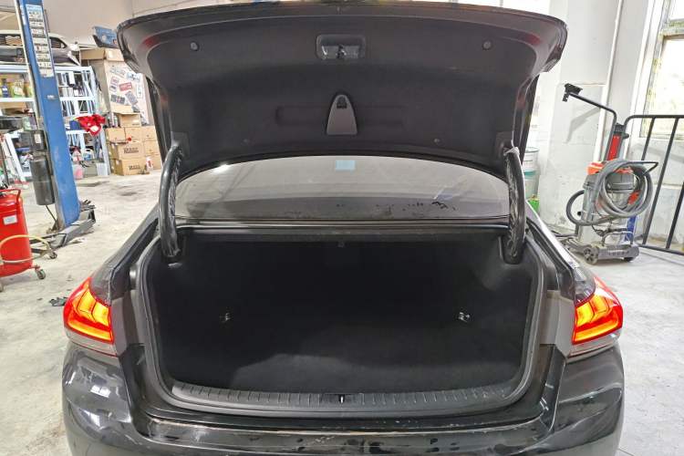 Used Hyundai Genesis 2015 3.0 GDi Two-Wheel-Drive Elite Edition Trunk