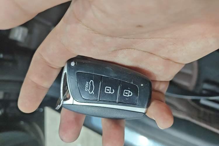 Used Hyundai Genesis 2015 3.0 GDi Two-Wheel-Drive Elite Edition Vehicle Key