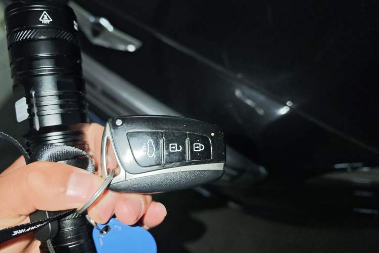 Used Hyundai Genesis 2015 3.0 GDi Two-Wheel-Drive Elite Edition Vehicle Key