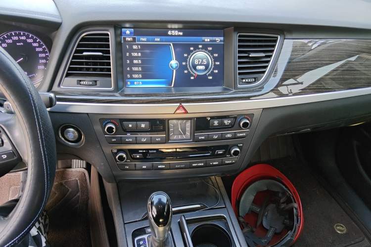 Used Hyundai Genesis 2015 3.0GDi Four-Wheel Drive Luxury Edition Audio And AC Panel