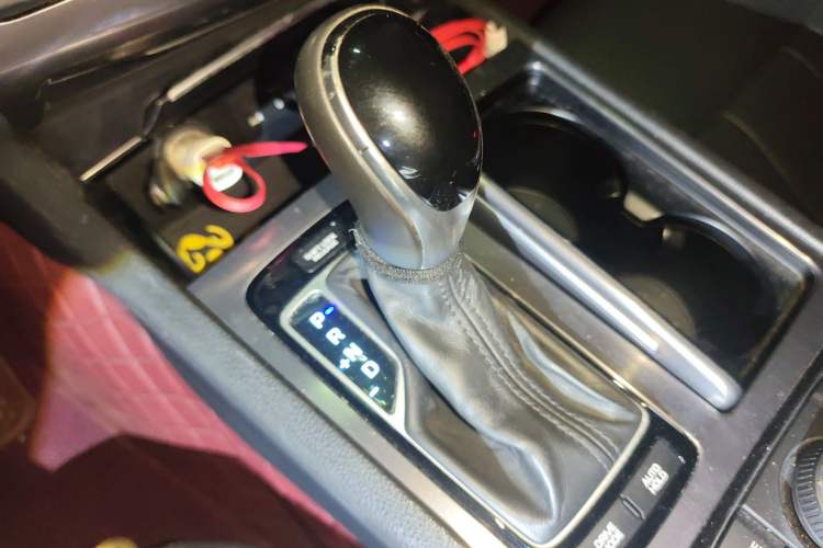 Used Hyundai Genesis 2015 3.0GDi Four-Wheel Drive Luxury Edition Gear Lever