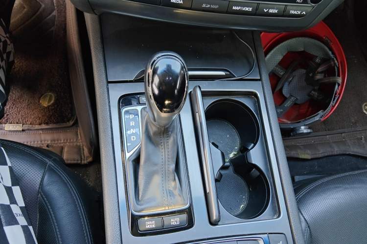 Used Hyundai Genesis 2015 3.0GDi Four-Wheel Drive Luxury Edition Gear Lever