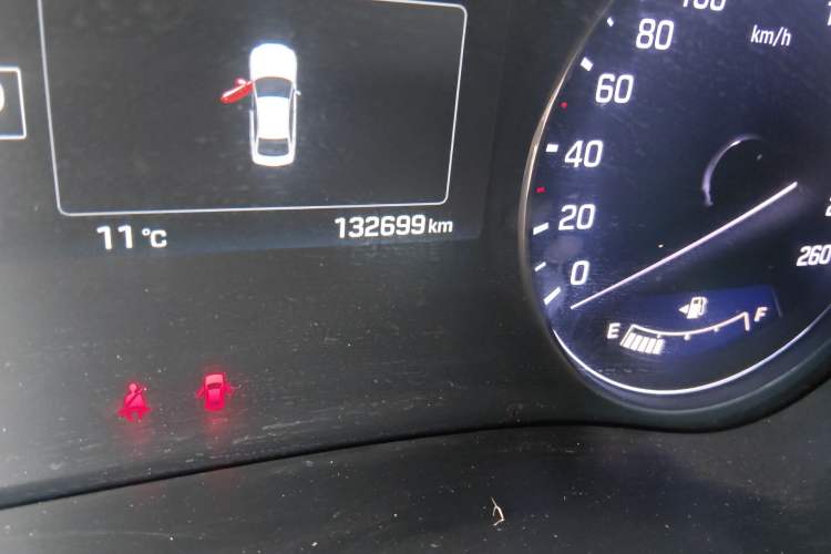 Used Hyundai Genesis 2015 3.0GDi Four-Wheel Drive Luxury Edition Odometer Close Up