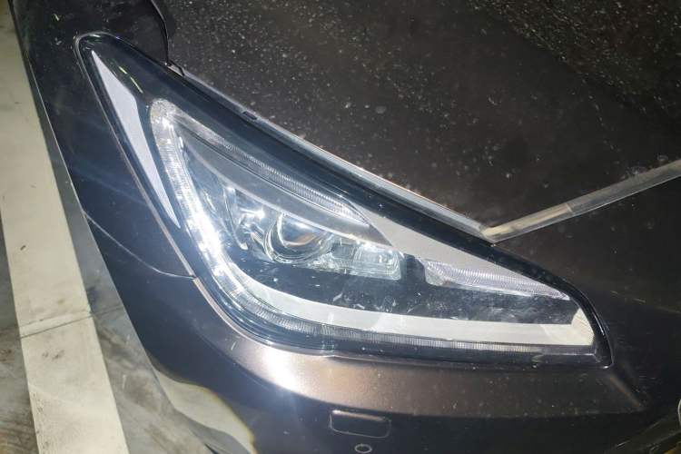 Used Hyundai Genesis 2015 3.0GDi Four-Wheel Drive Luxury Edition Right Front Headlight