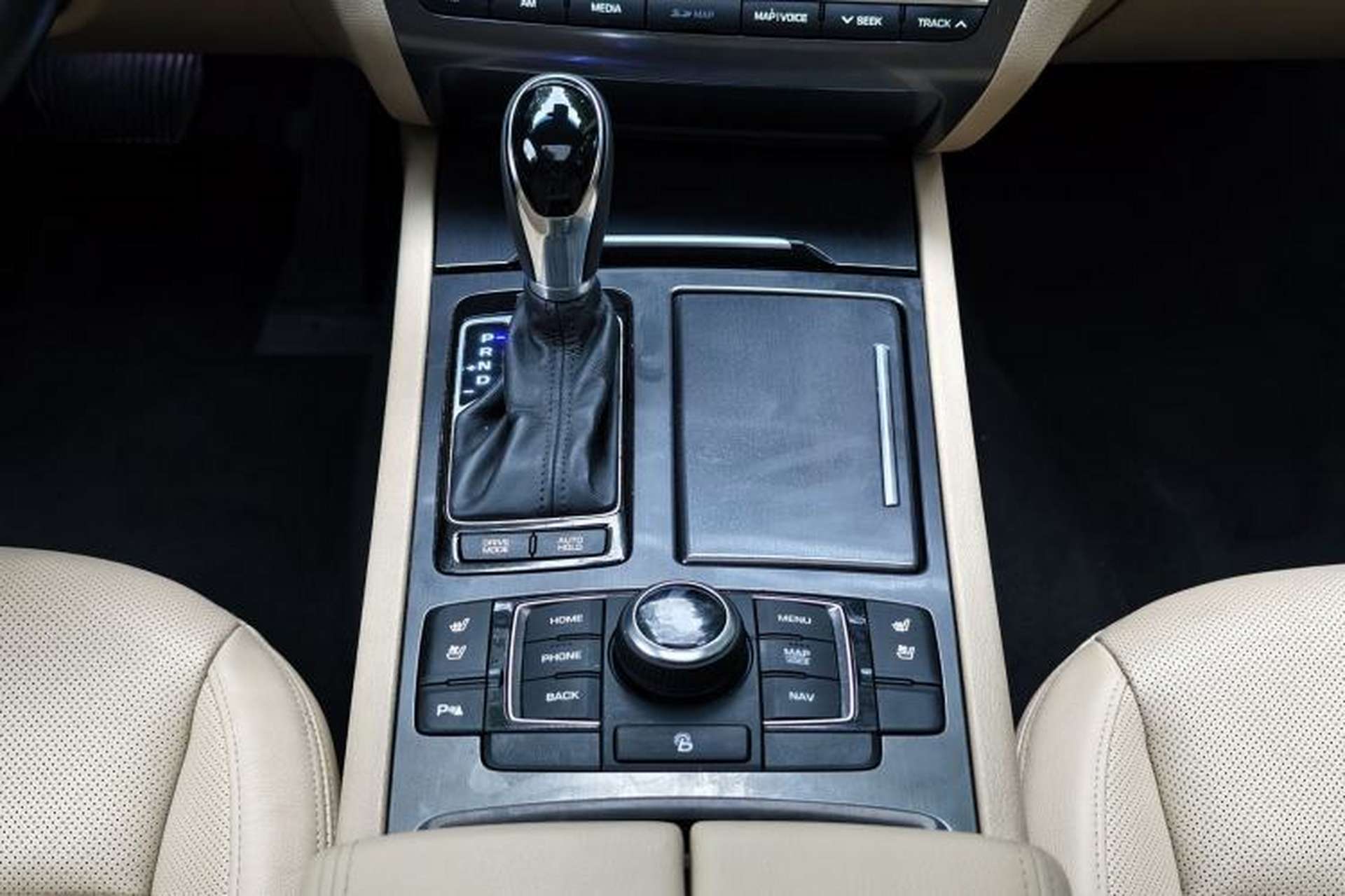 Used Hyundai Genesis 2015 3.0GDi Four-Wheel Drive Luxury Edition Gear Lever