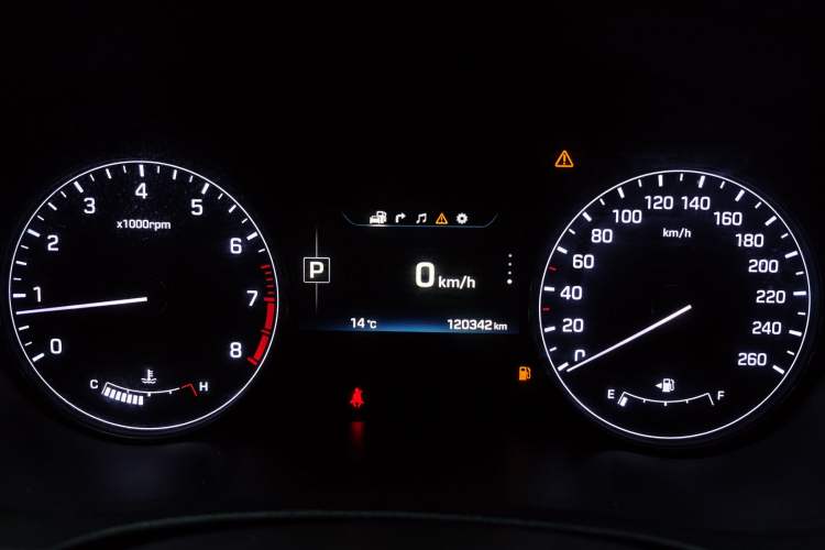 Used Hyundai Genesis 2015 3.0GDi Four-Wheel Drive Luxury Edition Odometer Close Up