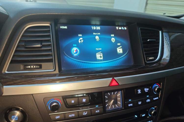 Used Hyundai Genesis 2015 3.0GDi Four-Wheel Drive Luxury Edition Audio And AC Panel