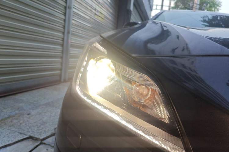 Used Hyundai Genesis 2015 3.0GDi Four-Wheel Drive Luxury Edition Right Front Headlight