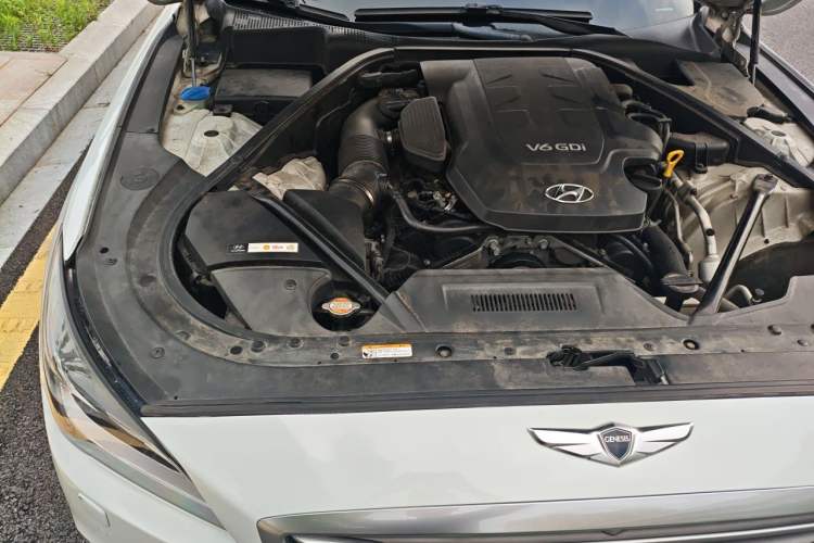 Used Hyundai Genesis 2015 3.0 GDi Four-Wheel Drive Elite Edition Engine Bay Right