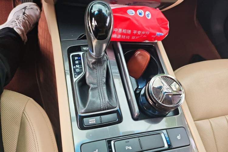 Used Hyundai Genesis 2015 3.0 GDi Four-Wheel Drive Elite Edition Gear Lever