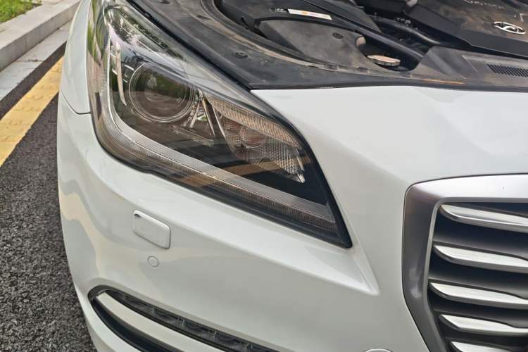 Used Hyundai Genesis 2015 3.0 GDi Four-Wheel Drive Elite Edition Right Front Headlight