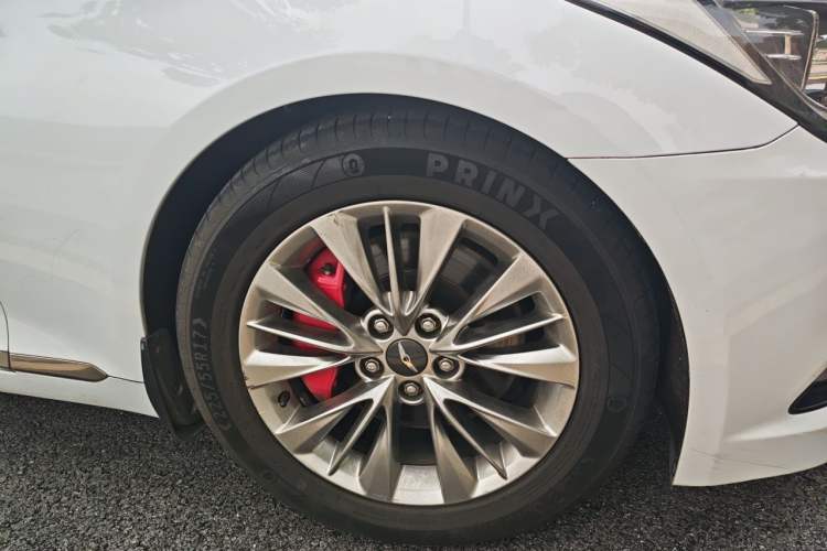 Used Hyundai Genesis 2015 3.0 GDi Four-Wheel Drive Elite Edition Right Front Wheel Hub