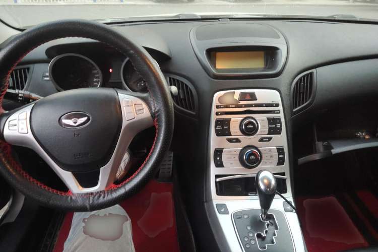 Used Hyundai Genesis Coupe 2009 2.0T Automatic Luxury Edition Center Console