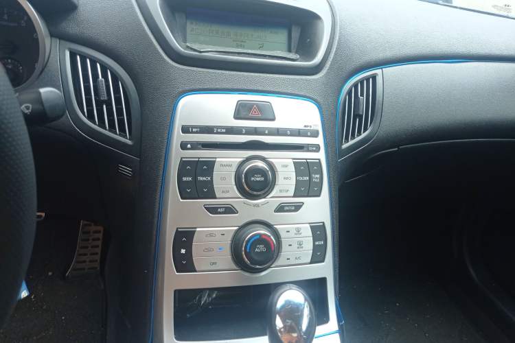 Used Hyundai Genesis Coupe 2009 2.0T Automatic Deluxe Edition Audio And AC Panel