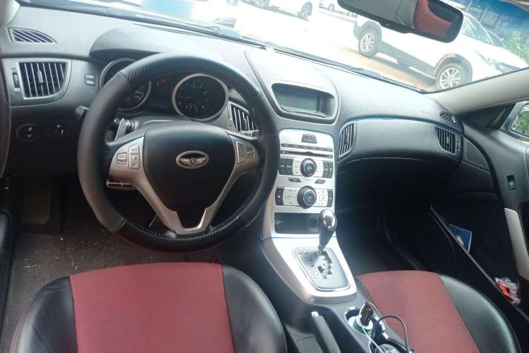 Used Hyundai Genesis Coupe 2009 2.0T Automatic Deluxe Edition Center Console