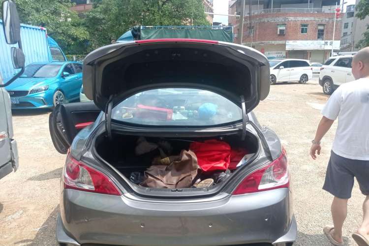 Used Hyundai Genesis Coupe 2009 2.0T Automatic Deluxe Edition Trunk