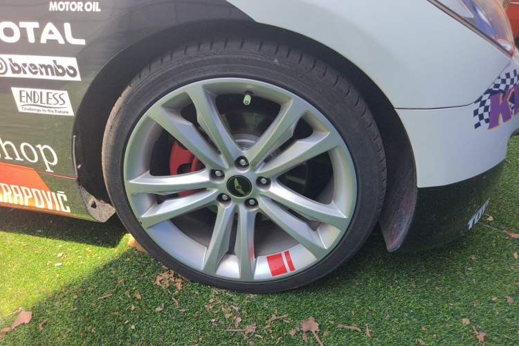Used Hyundai Genesis Coupe 2009 2.0T Automatic Luxury Edition Right Front Wheel Hub