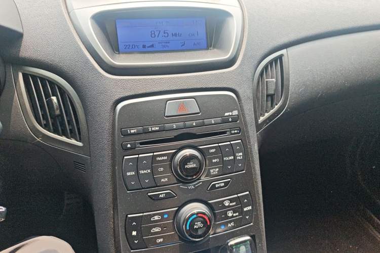 Used Hyundai Genesis Coupe 2009 2.0T Automatic Deluxe Edition Audio And AC Panel