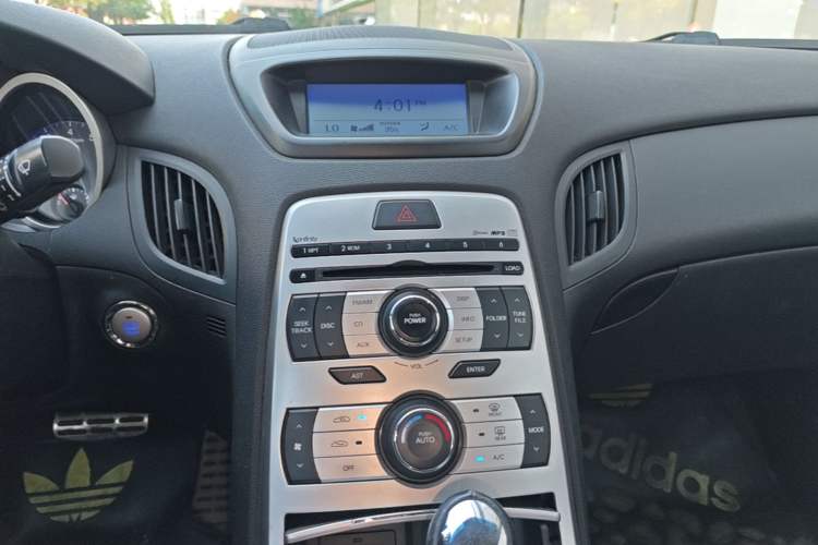 Used Hyundai Genesis Coupe 2009 2.0T Automatic Luxury Edition Audio And AC Panel