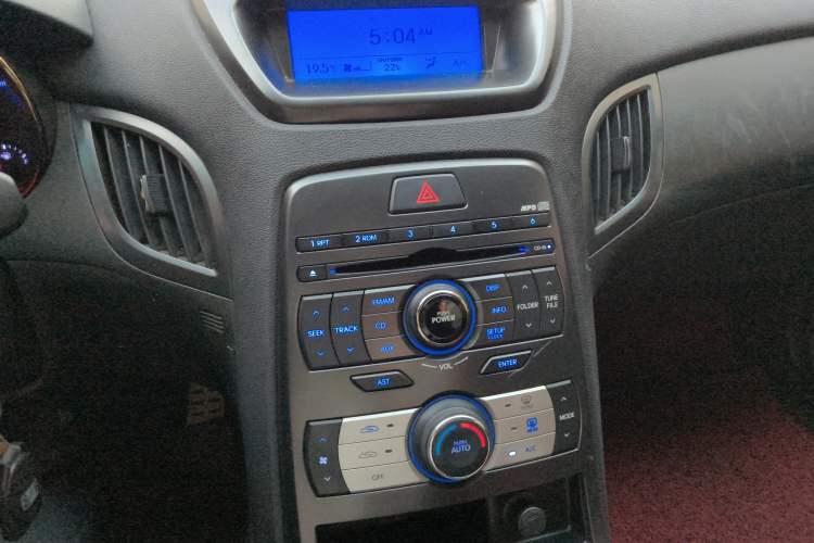 Used Hyundai Genesis Coupe 2009 2.0T Automatic Deluxe Edition Audio And AC Panel