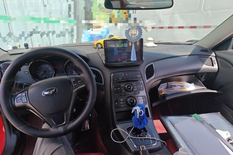 Used Hyundai Genesis Coupe 2009 2.0T Automatic Deluxe Edition Center Console