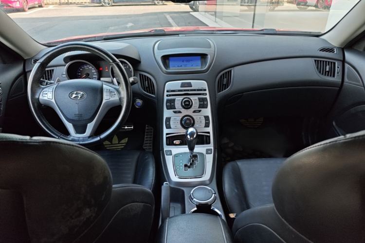 Used Hyundai Genesis Coupe 2009 2.0T Automatic Luxury Edition Center Console