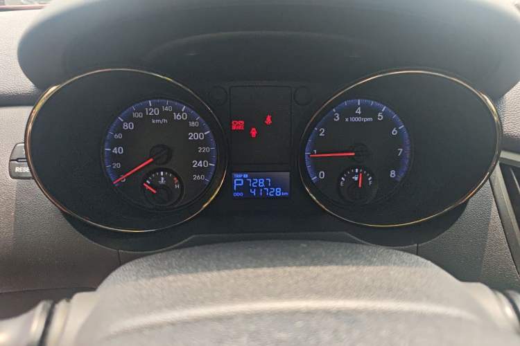Used Hyundai Genesis Coupe 2009 2.0T Automatic Deluxe Edition Odometer Close Up