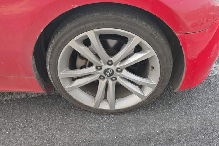Used Hyundai Genesis Coupe 2009 2.0T Automatic Luxury Edition Right Front Wheel Hub