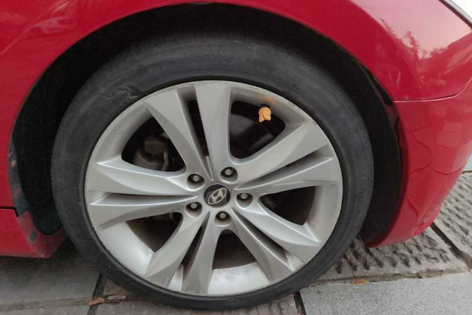 Used Hyundai Genesis Coupe 2009 2.0T Automatic Deluxe Edition Right Front Wheel Hub