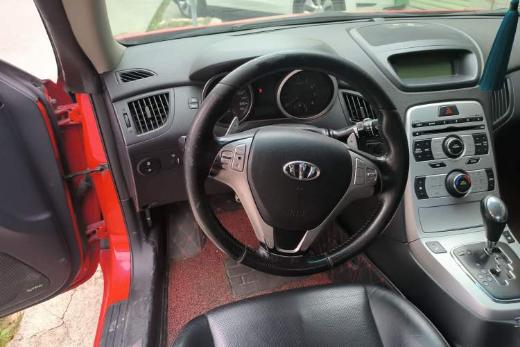 Used Hyundai Genesis Coupe 2009 2.0T Automatic Luxury Edition Steering Wheel
