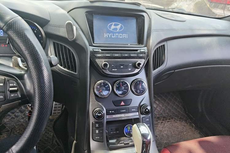 Used Hyundai Genesis Coupe 2009 2.0T Automatic Deluxe Edition Audio And AC Panel