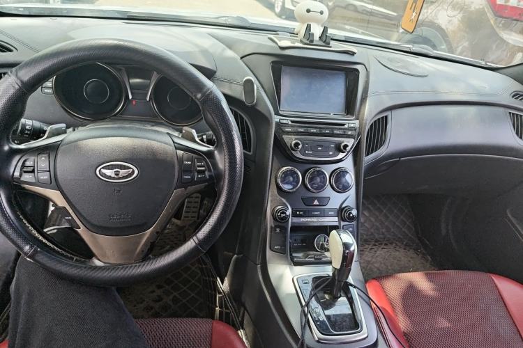 Used Hyundai Genesis Coupe 2009 2.0T Automatic Deluxe Edition Center Console