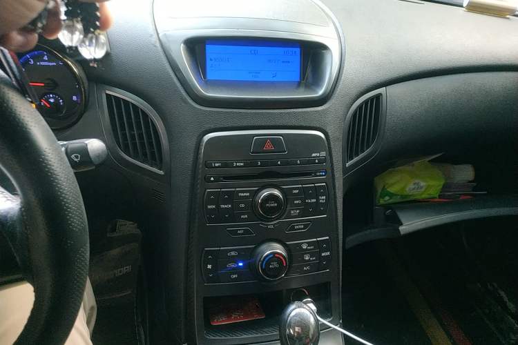 Used Hyundai Genesis Coupe 2009 2.0T Automatic Deluxe Edition Audio And AC Panel