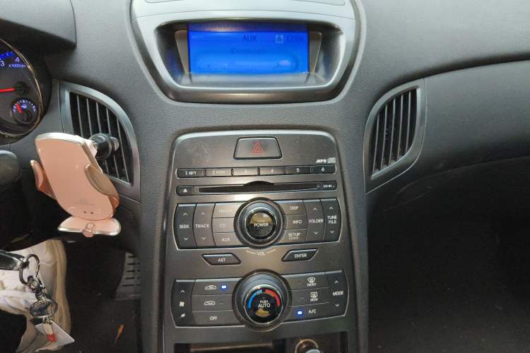 Used Hyundai Genesis Coupe 2009 2.0T Automatic Deluxe Edition Audio And AC Panel