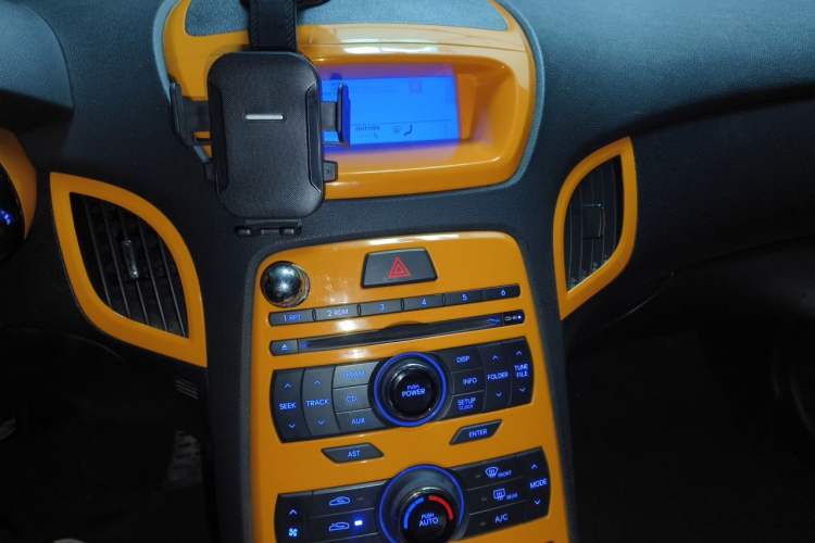 Used Hyundai Genesis Coupe 2009 2.0T Automatic Deluxe Edition Audio And AC Panel